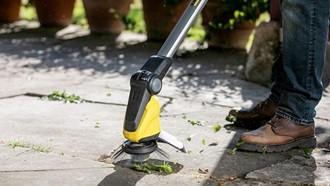 homme élimine des mauvaises herbes avec le Kärcher Weed Remover